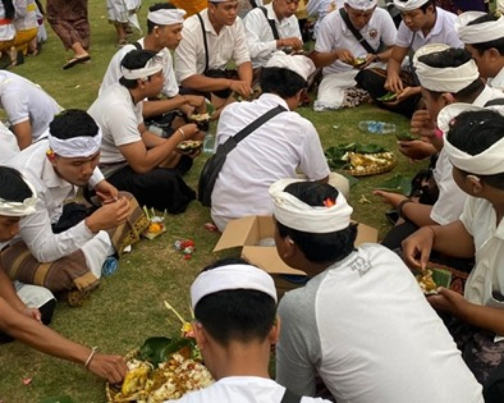 Tradisi Megibung Makan Bersama Mempererat Hubungan di Desa Adat Padang Luwih, Desa Dalung